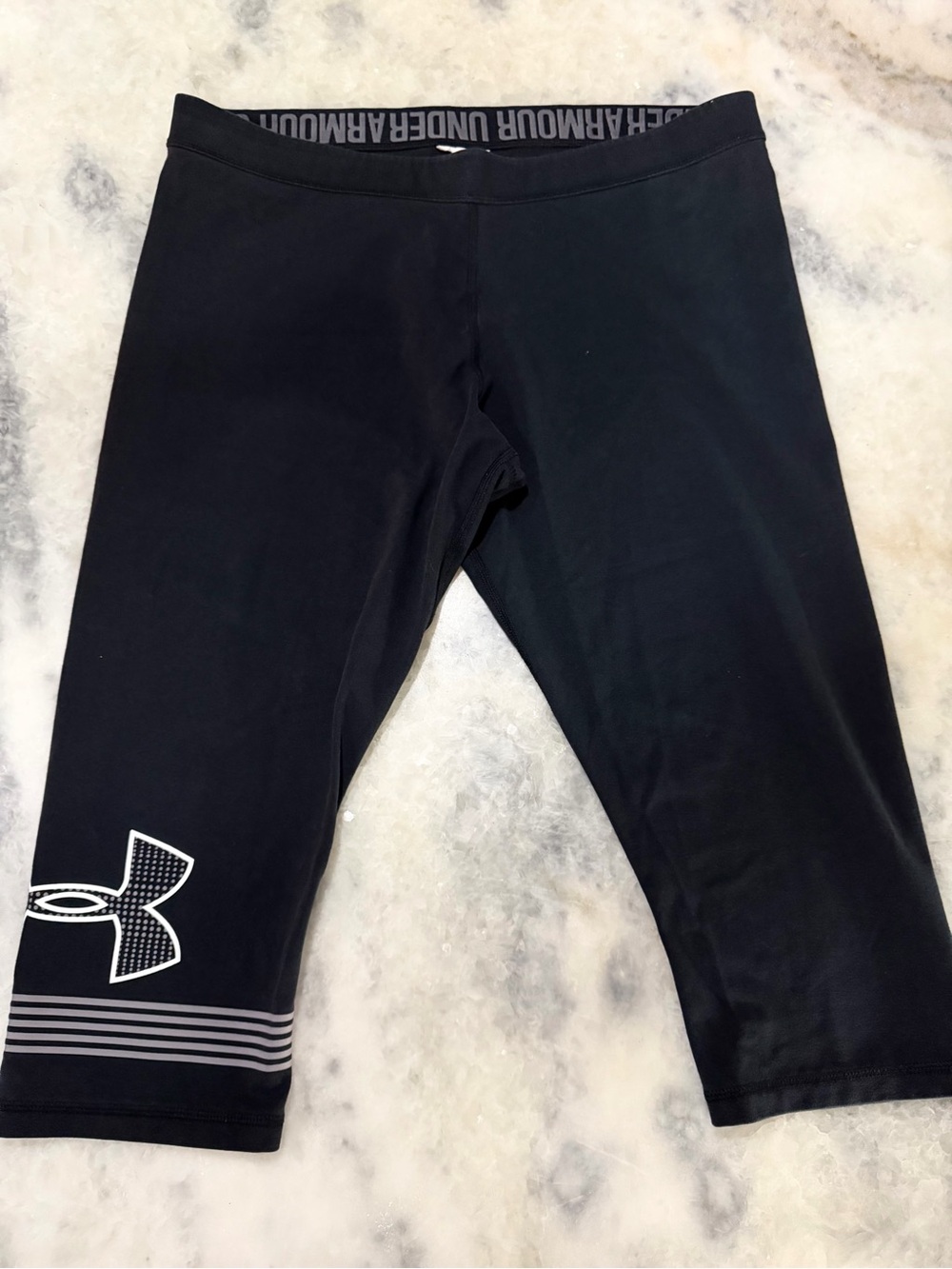 Under Armour fitted Black Capri Leggings with White large logo and stripes Sz XL